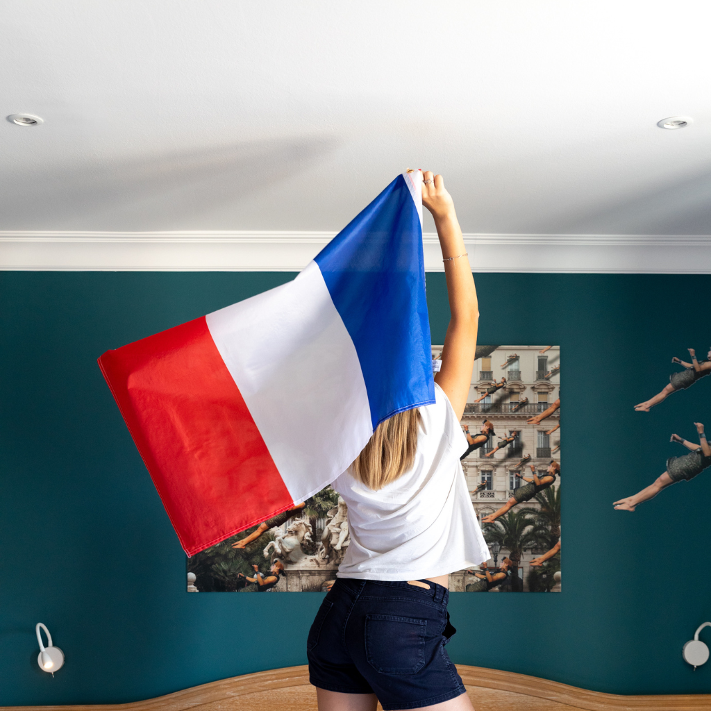 Drapeau France dans une chambre d'hôtel