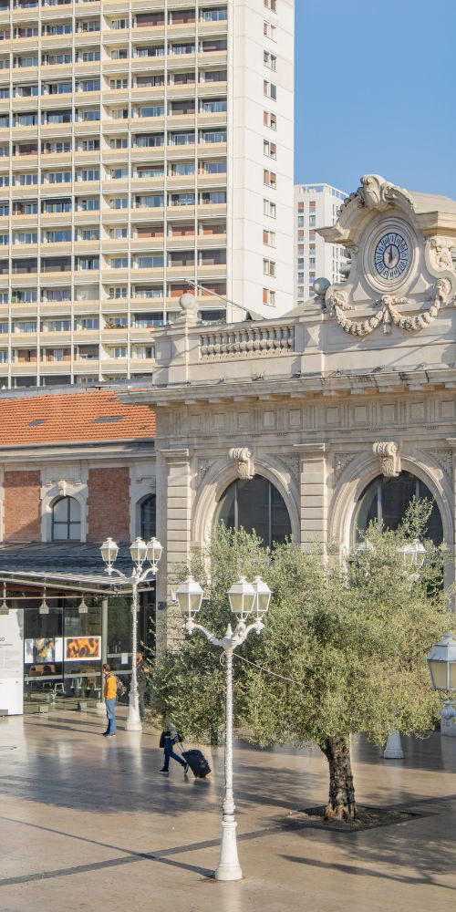Façade de la gare SNCF de Toulon et sa place, située face au Grand Hôtel de la Gare