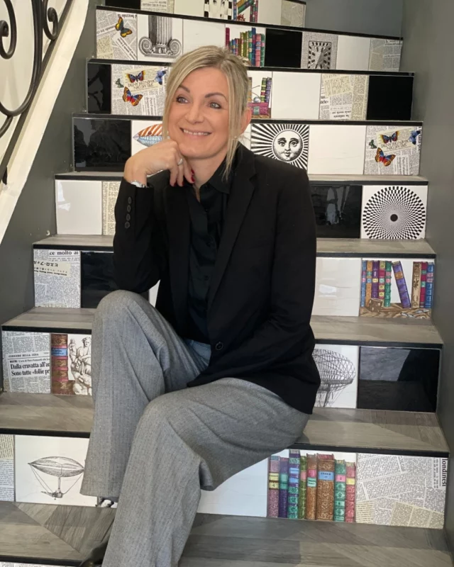 📍 PORTRAIT D’ÉQUIPE – Marjorie
Chaque mois, on vous présente une personne qui fait battre le cœur du @gdhotelgare_toulon
 ❤️ Aujourd’hui, cap sur : Marjorie, cheffe de Réception et Responsable Commerciale.

Elle a rejoint l’équipe il y a 12 ans. Toujours souriante, bienveillante, et attentive, elle est garante du bon déroulement de votre séjour et ne laisse rien au hasard pour rendre votre expérience unique. Si vous avez déjà séjourné chez nous, il y a de fortes chances que vous ayez déjà profité de ses conseils avisés.

✨ Ce que Marjorie préfère dans son métier ? Échanger, partager, s’enrichir d’autres cultures, animer et fédérer sa fidèle équipe.
Ce que Marjorie aime dans la vie : profiter de la nature diversifiée de notre belle région entre mer et montagne, et le soleil !

Merci à elle pour son engagement au quotidien et pour faire de notre hôtel un lieu toujours plus accueillant.

#GrandHôteldelaGare #TeamGHG #PortraitDEquipe #RencontrezNotreÉquipe #Hospitalité #HôtellerieFrançaise #Toulon #CotedAzurFrance #BoutiqueHotel #ExpérienceClient #VoyagerEnFrance #SéjourToulon #EspritDÉquipe #SavoirFaire #BehindTheScenes #TravailEnÉquipe #PeopleOfHospitality #SudDeLaFrance #HotelLife #HumanFirst