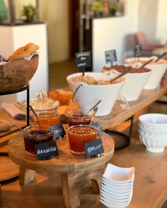 PETIT-DÉJEUNER GOURMAND & BIO 🍯
Commencez la journée du bon pied avec notre petit-déjeuner buffet sucré-salé, composé de produits BIO soigneusement sélectionnés 🌿

🥖 Pains spéciaux, céréales, thés & miel bio
🥐 Viennoiseries pur beurre, brioches & cakes maison
🧀 Sélection de fromages & charcuteries
🥚 Œufs à la coque
🍎 Jus de fruits, yaourts & compotes
☕ Café Folliet & thés bio @laroutedescomptoirs @terraetica_cafemichel

✨ Pain sans gluten et boissons végétales disponibles sur demande (à réserver la veille)

💰 13€/personne – Formule buffet
📍 À savourer chaque matin dans notre salle petit-déjeuner

👉 Et vous, plutôt team sucré ou salé au réveil ? Dites-le-nous en commentaire ! 😋👇
—-------------
#PetitDejeunerGourmand #HotelToulon #BrunchTime #PetitDejeunerBuffet #FoodLover #VoyageGastronomique #BreakfastLover #HotelExperience #GourmandiseMatinale #BioEtBon #Coffeelover #FrenchBreakfast